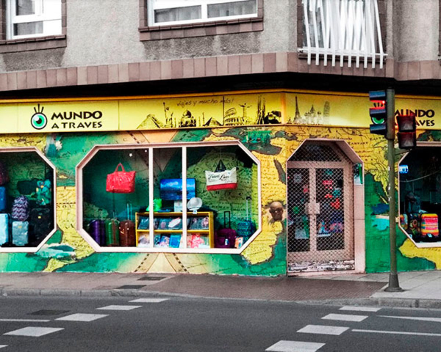 m_granformato_2013-04_vinilado-fachada-agencia-viajes-mundo-castellon