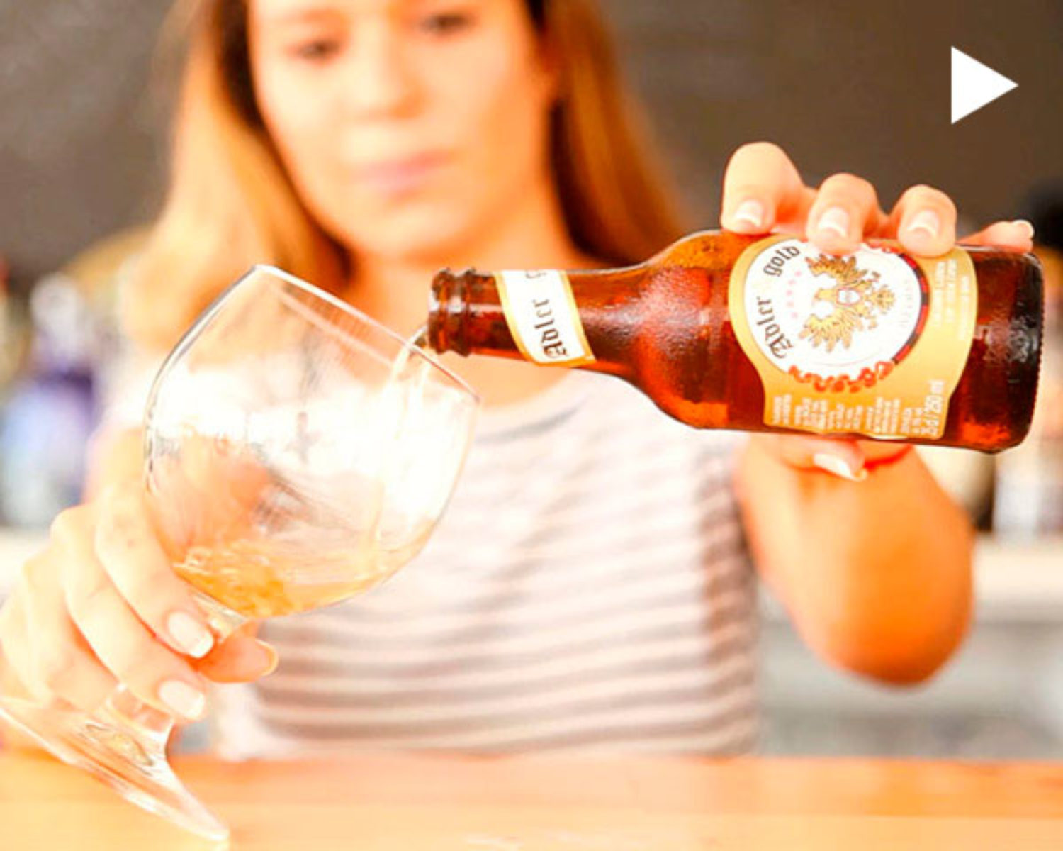 m_video_2015-08_cerveza_adlergold_promocion_china_servir_fria