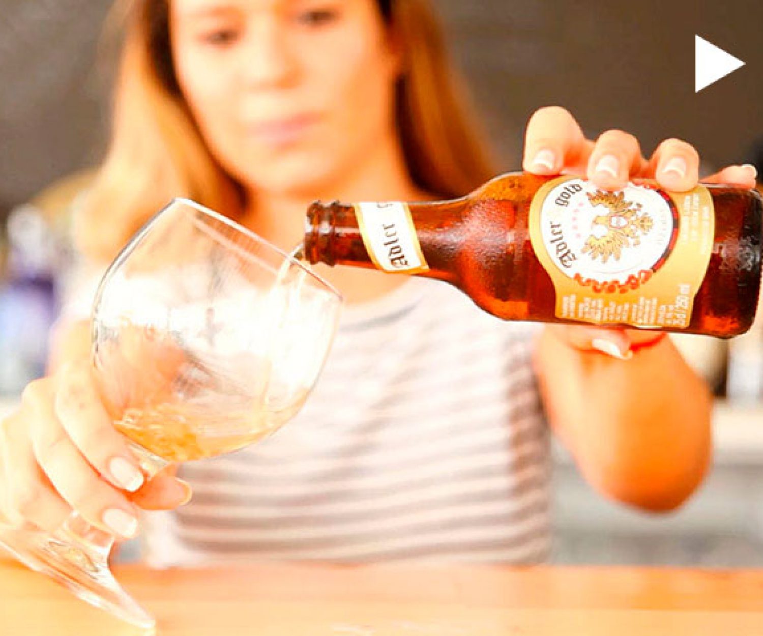 m_video_2015-08_cerveza_adlergold_promocion_china_servir_fria