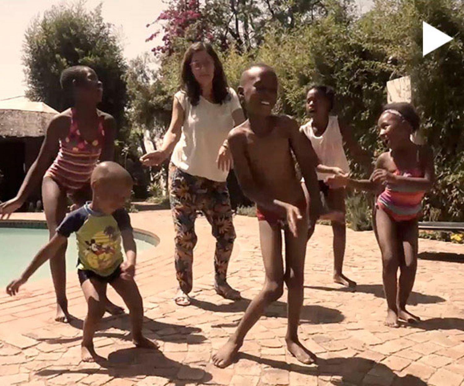 m_video_2015-09_proyecto_solidario_sonrisas_africa_viaje