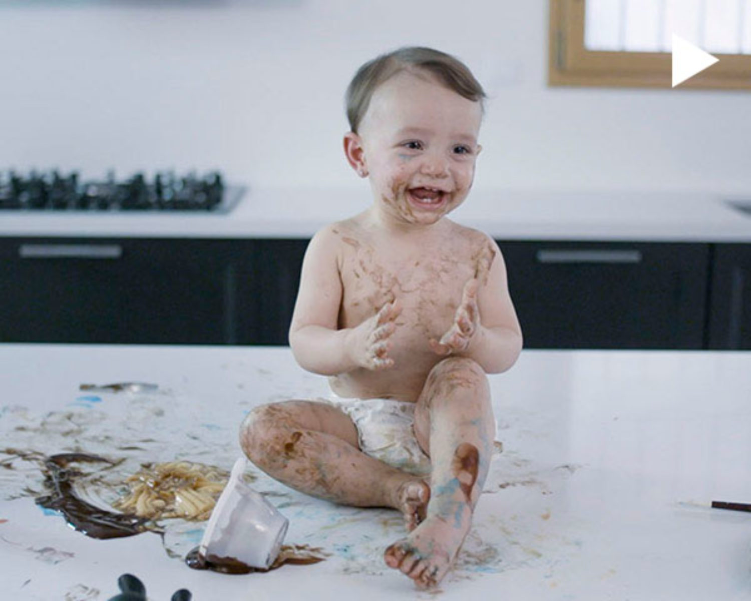 m_video_2020-01_enigma_surfaces_bebe_manchas_neos