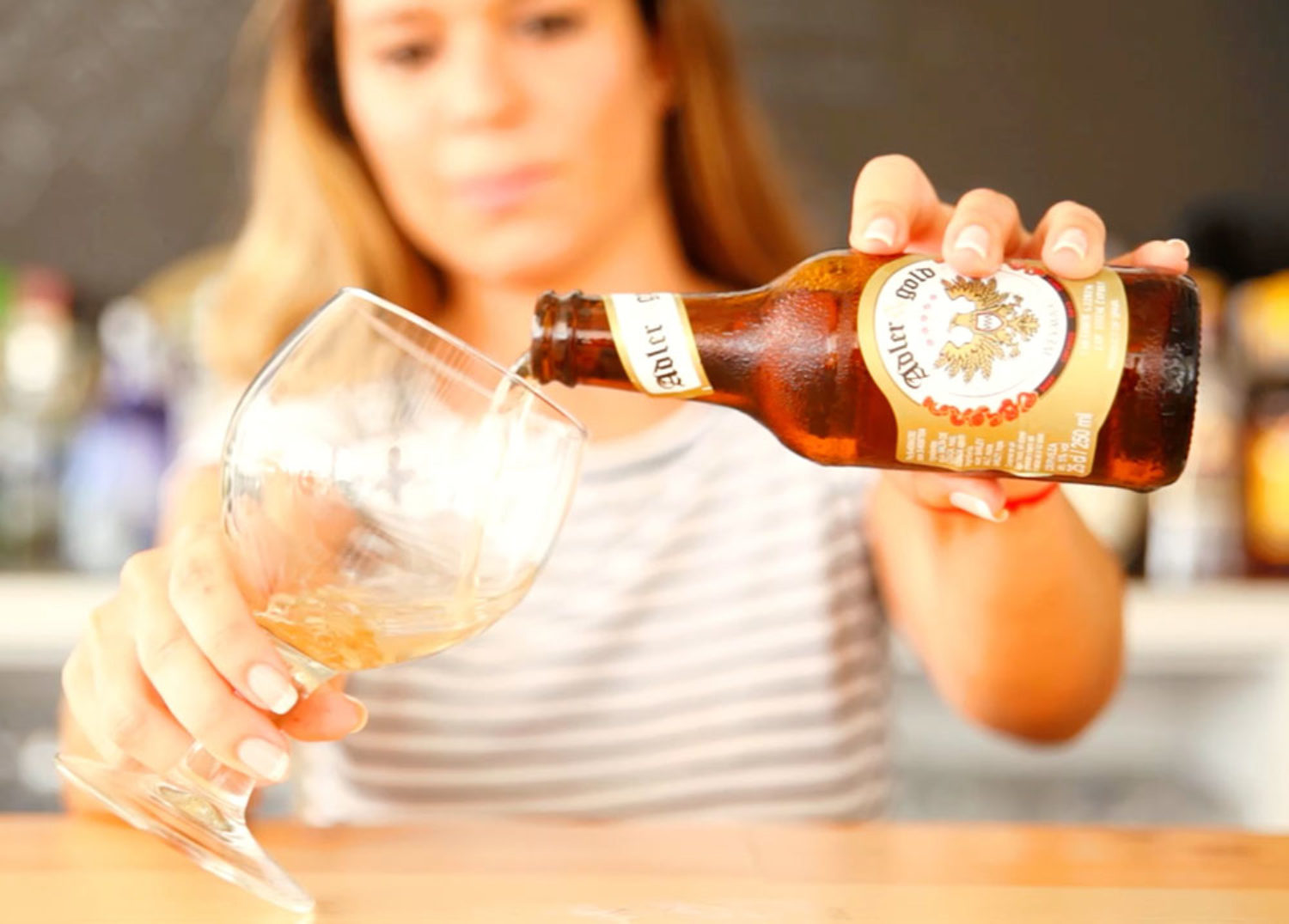 video_2015-08_cerveza_adlergold_promocion_china_servir_fria