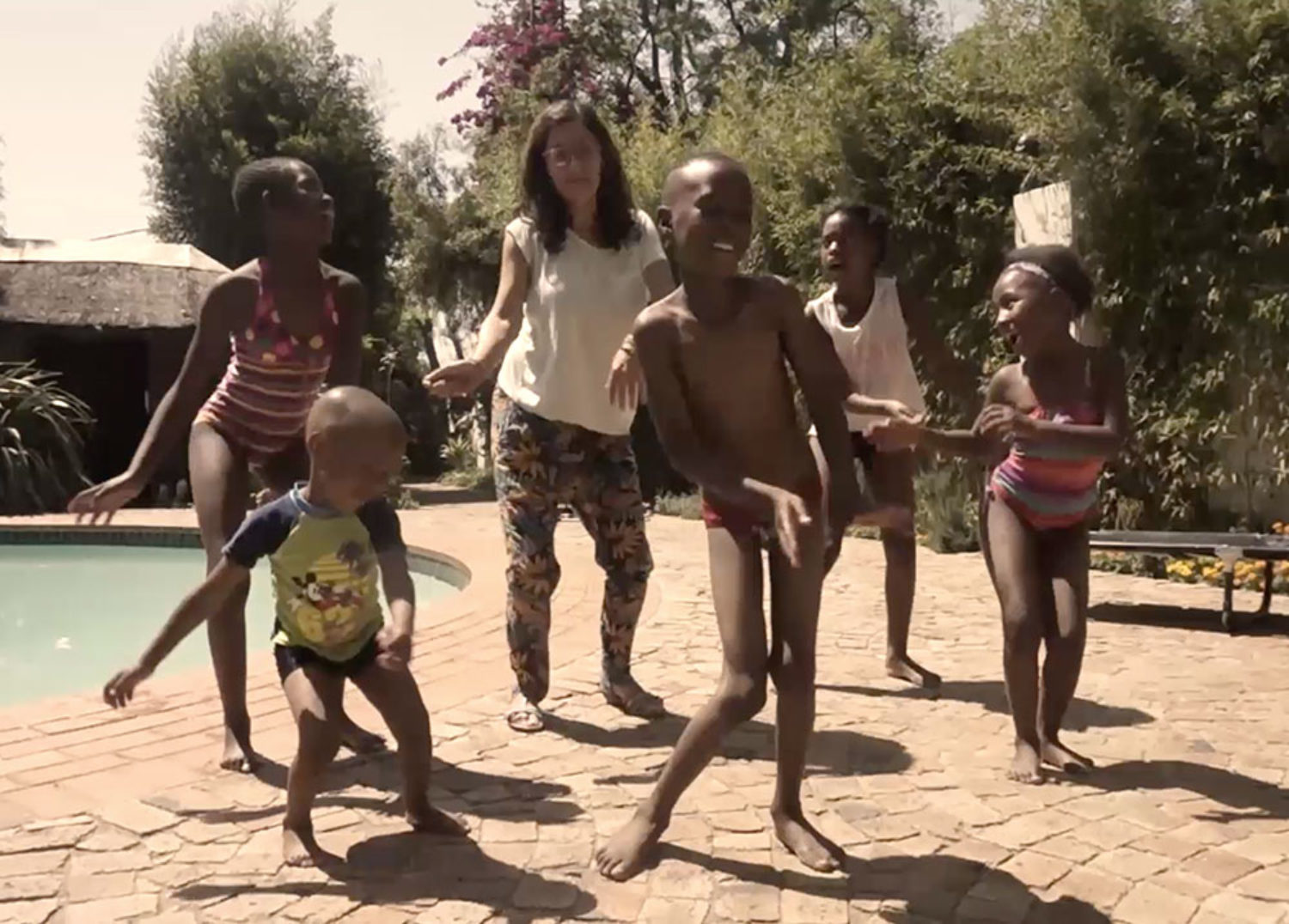 video_2015-09_proyecto_solidario_sonrisas_africa_viaje