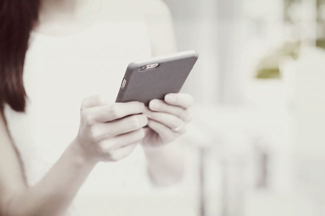 blog_elviaje_chica_utilizando_movil_chateando