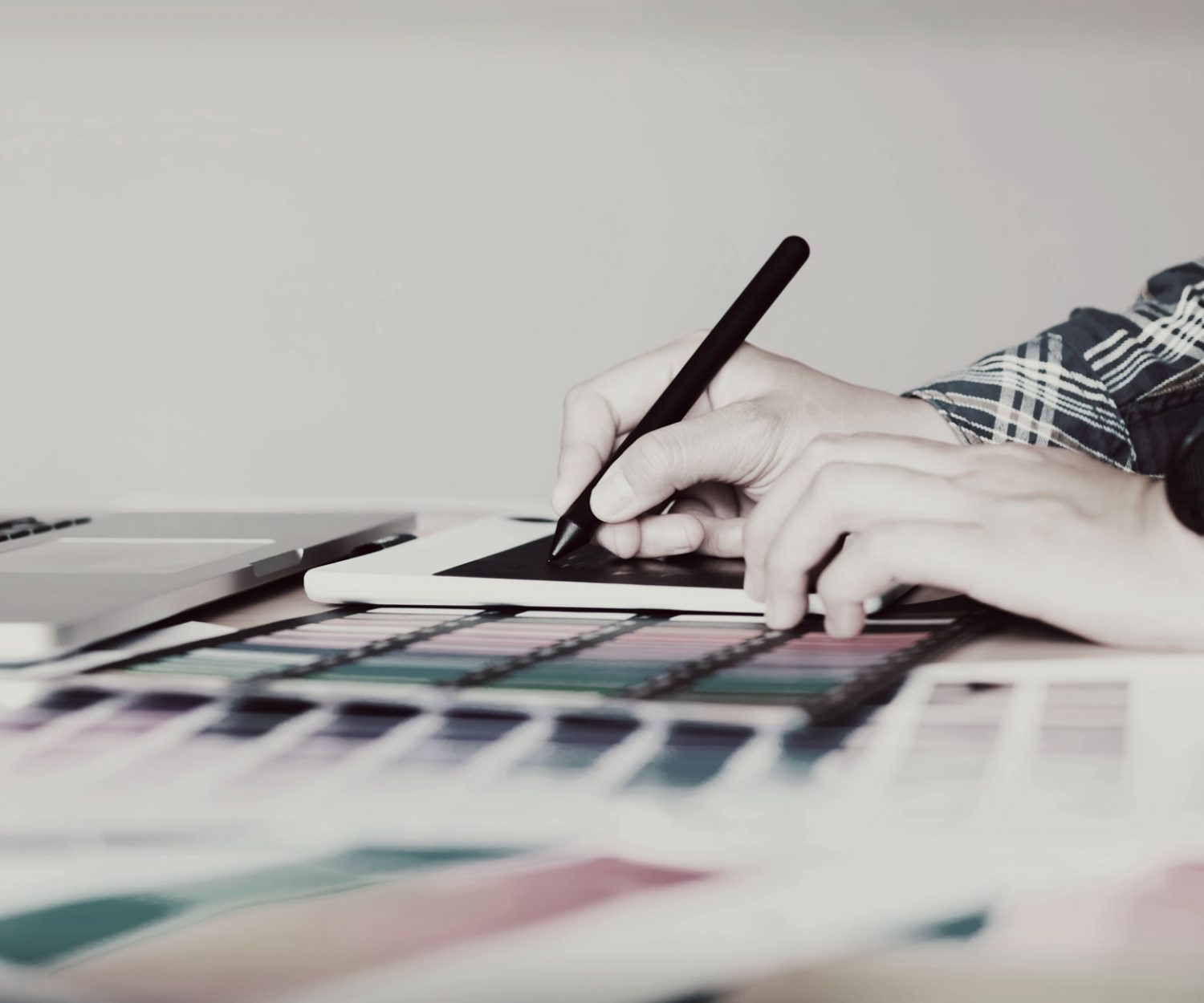 blog_elviaje_paleta_colores_manos_diseñando