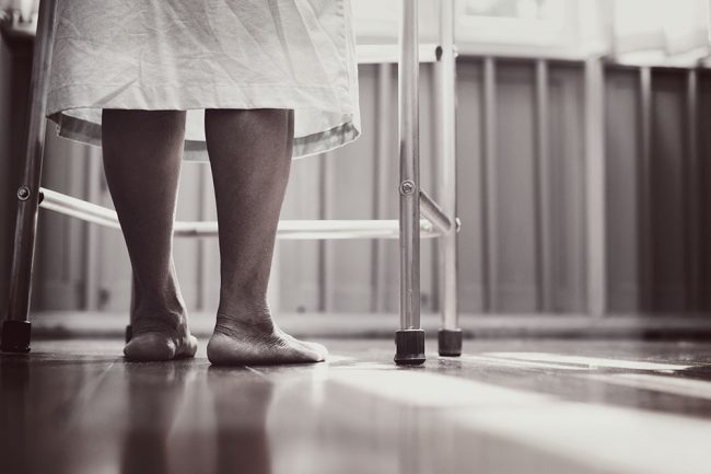 blog_elviaje_pies_paciente_mayor_hospital