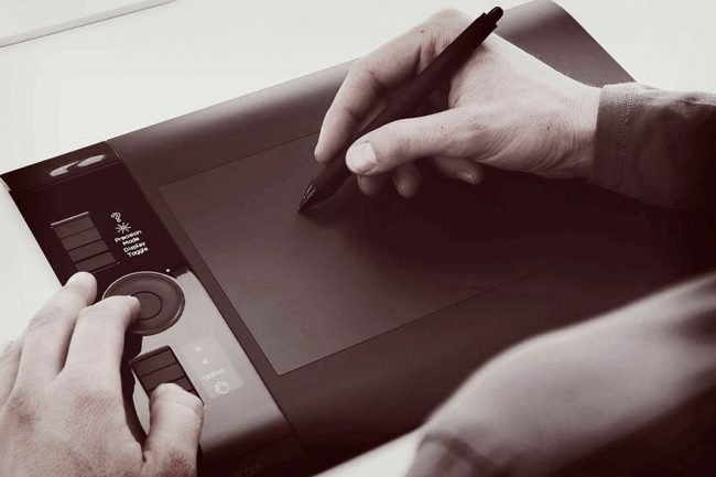 blog_elviaje_tableta_grafica_mano_diseñando